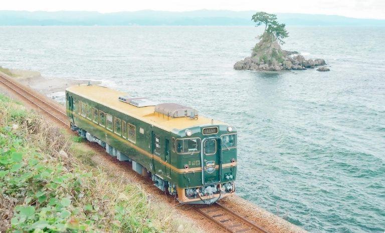 北陸小松．半自由行鐵道金澤5日 - 瑰麗山海號列車．庄川遊覧船．藤子不二雄漫畫世界．青雲閣溫泉